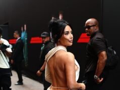 Kim Kardashian transforma o Grande Prêmio de Mônaco em um tapete vermelho com um vestido ousado e sem costas ao chegar para torcer pelo namorado Lewis Hamilton ao lado das celebridades fãs da F1 Catherine Zeta Jones e Michael Douglas