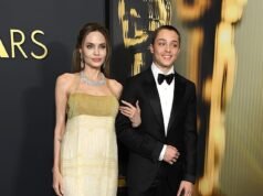 O filho de Angelina Jolie, Knox, lança uma bomba F no discurso de formatura antes de canalizar o Clube da Luta de Brad Pitt em confronto