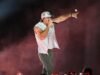 Morgan Wallen arranca o telefone da mão do segurança e o joga no palco no último fiasco do present