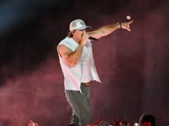 Morgan Wallen arranca o telefone da mão do segurança e o joga no palco no último fiasco do present