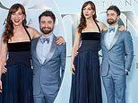 Daniel Radcliffe é ofuscado pela parceira de 1,70 m, Erin Darke, no tapete vermelho à noite no Tony Awards de 2026