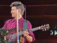 Momento em que Harry Types esquece a letra de sua própria música e se desculpa com os fãs após um erro no palco