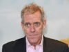 Hugh Laurie pede desculpas pela explosão de ‘bêbado’ com fãs sobre as críticas ao episódio de Home, enquanto diz que os trolls o chamaram de ‘idiota de pele fina’ e diz ‘Eu estava defendendo os escritores que adoro’
