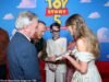 Taylor Swift recebe sua fita VHS de infância de Toy Story assinada por Tom Hanks e Tim Allen em um momento doce na estreia de Toy Story 5