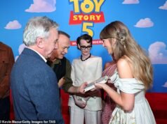 Taylor Swift recebe sua fita VHS de infância de Toy Story assinada por Tom Hanks e Tim Allen em um momento doce na estreia de Toy Story 5