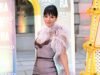 Lily Allen impressiona com um vestido de malha deslumbrante e um boá de penas dramático poucas horas depois que o ex David Harbour chamou seu álbum de término de ‘estranho’ – enquanto ela lidera as estrelas na festa de verão da Royal Academy of Arts