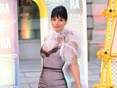 Lily Allen impressiona com um vestido de malha deslumbrante e um boá de penas dramático poucas horas depois que o ex David Harbour chamou seu álbum de término de ‘estranho’ – enquanto ela lidera as estrelas na festa de verão da Royal Academy of Arts