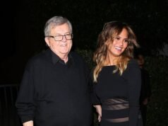 Chrissy Teigen revela que o pai Ronald Teigen morreu poucos dias antes de completar 74 anos em um anúncio comovente