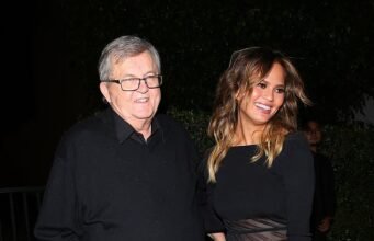 Chrissy Teigen revela que o pai Ronald Teigen morreu poucos dias antes de completar 74 anos em um anúncio comovente