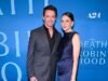 Hugh Jackman faz uma exibição aconchegante com a namorada Sutton Foster no tapete vermelho após ESSA troca tensa
