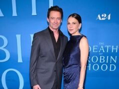 Hugh Jackman faz uma exibição aconchegante com a namorada Sutton Foster no tapete vermelho após ESSA troca tensa