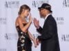 Taylor Swift enfrenta reação dos fãs após uma troca estranha com a lenda da música Jimmy Jam