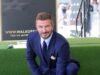 Sir David Beckham e Victoria se beijam apaixonadamente enquanto ele revela sua estrela na Calçada da Fama de Hollywood ao lado de seu amigo Tom Cruise