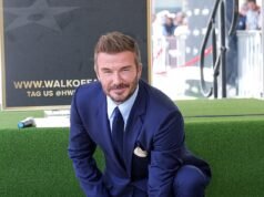 Sir David Beckham e Victoria se beijam apaixonadamente enquanto ele revela sua estrela na Calçada da Fama de Hollywood ao lado de seu amigo Tom Cruise