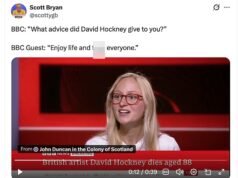 Apresentador da BBC forçado a se desculpar quando convidado lança bomba F ao vivo na TV durante homenagem a David Hockney depois que o artista morreu aos 88 anos