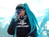 North West, 12 anos, sobe ao palco com gargantilha de pontas e tranças azuis em um pageant de música MUITO turbulento … enquanto recebe o selo de aprovação do pai Kanye