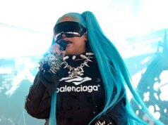 North West, 12 anos, sobe ao palco com gargantilha de pontas e tranças azuis em um pageant de música MUITO turbulento … enquanto recebe o selo de aprovação do pai Kanye