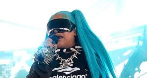 North West, 12 anos, sobe ao palco com gargantilha de pontas e tranças azuis em um pageant de música MUITO turbulento … enquanto recebe o selo de aprovação do pai Kanye
