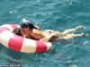 Dua Lipa, de biquíni, e seu novo marido, Callum Turner, não conseguem tirar as mãos um do outro enquanto carregam o PDA em fotos quentes durante a luxuosa lua de mel na Costa Amalfitana