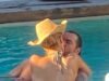 Olivia Attwood, de biquíni, e seu namorado Pete Wicks desfrutam de um beijo quente na piscina enquanto embarcam em uma escapadela romântica para St Tropez