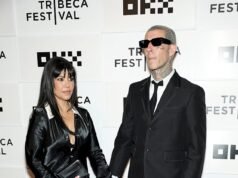 Kourtney Kardashian e Travis Barker caminham juntos pelo primeiro tapete vermelho em mais de DOIS ANOS enquanto assistem à estreia do documentário do roqueiro em Nova York