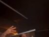 A ex-Chloe Lewis de Jake Corridor dança no palco enquanto beija uma foto da falecida estrela enquanto seu irmão toca um DJ set e os enlutados saltam em uma vasta instalação de arte em um funeral ‘não convencional’