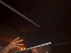A ex-Chloe Lewis de Jake Corridor dança no palco enquanto beija uma foto da falecida estrela enquanto seu irmão toca um DJ set e os enlutados saltam em uma vasta instalação de arte em um funeral ‘não convencional’