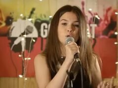 O passado do present de talentos de Lola Younger é revelado quando ela é vista como uma adolescente se apresentando no CBBC