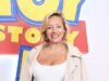 A grávida Kelsey Parker faz a primeira aparição pública desde o anúncio da notícia do bebê enquanto lidera as estrelas na estreia de Toy Story 5