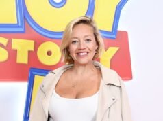 A grávida Kelsey Parker faz a primeira aparição pública desde o anúncio da notícia do bebê enquanto lidera as estrelas na estreia de Toy Story 5