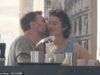 Ewan McGregor, 55, dá um beijo doce com a esposa Mary Elizabeth Winstead, 41, enquanto eles tiram selfies enquanto passeiam por Roma