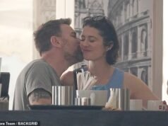 Ewan McGregor, 55, dá um beijo doce com a esposa Mary Elizabeth Winstead, 41, enquanto eles tiram selfies enquanto passeiam por Roma