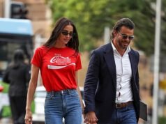 Indy Clinton divide opiniões depois de usar uma camiseta pornográfica no Tribunal Federal para o caso de demissão injusta de seu marido Ben Azar e depois se dobra com uma postagem perversa no Instagram