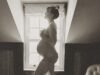 A grávida Daisy Lowe fica nua para mostrar sua barriga crescente enquanto compartilha fotos de sua lua de mel no campo antes do nascimento de seu segundo filho