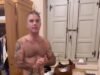Robbie Williams, 52, tira as calças enquanto debate sobre usar ‘roupas da sorte’ para a partida da Inglaterra na Copa do Mundo com sua esposa Ayda