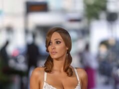 A esposa de Kanye West, Bianca Censori, levanta as sobrancelhas em uma lingerie de renda branca enquanto fotografa uma modelo nua na Artwork Basel, na Suíça