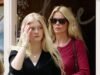 Claudia Schiffer parece elegante sem esforço em uma blusa de botão e denims enquanto se junta à sua sósia Cosima, 16, para fazer compras em Notting Hill