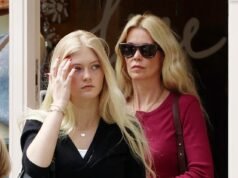 Claudia Schiffer parece elegante sem esforço em uma blusa de botão e denims enquanto se junta à sua sósia Cosima, 16, para fazer compras em Notting Hill