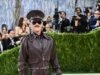 Luke Evans declara que a moda do Met Gala é ‘tão chata para os homens porque as mulheres ficam com as fantasias divertidas’ depois que ele modelou um look de couro da cabeça aos pés