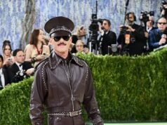 Luke Evans declara que a moda do Met Gala é ‘tão chata para os homens porque as mulheres ficam com as fantasias divertidas’ depois que ele modelou um look de couro da cabeça aos pés