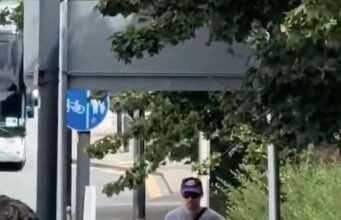 Harry Types é visto correndo para o Estádio de Wembley enquanto embarca a ten km de sua casa em Hampstead antes de seu present de duas horas enquanto os fãs brincam ‘ele estava atrasado para o trabalho?’