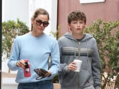 O filho de Jennifer Garner, Samuel, 14, quase se eleva sobre ela em um passeio em Los Angeles… depois de sua emocionante homenagem ao ex-Ben Affleck no Dia dos Pais