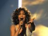 A família furiosa de Whitney Houston ataca a alegação de Oprah de que a cantora caiu fora do palco