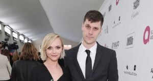 O amargo divórcio de Christina Ricci fica ainda mais feio quando o ex a acusa de beber álcool durante o voo com o filho