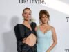 Penelope Cruz parece extremamente jovem aos 52 anos ao se juntar a Olivia Wilde na estreia de The Invitation em Los Angeles