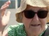 Mulher idosa que odeia a onda de calor de 40 graus no noticiário da BBC ao vivo somos todos nós