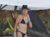 Olivia Attwood impressiona em um biquíni preto enquanto aproveita o dia em um bar de praia em Ibiza com amigos depois que Pete Wicks falou sobre seu romance pela primeira vez