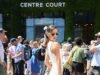 Maura Higgins acerta o código de vestimenta de Wimbledon enquanto copia os saltos de bola de tênis de Zendaya e combina um minivestido branco com uma bolsa de bola Chanel MUITO rara