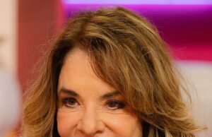 Stockard Channing, de Grease, 82, brinca que ela period a ‘adolescente mais velha do mundo’ e implorou para parecer mais jovem para interpretar a colegial Rizzo aos 30 – enquanto ela exibe uma pele tensa