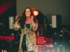 Alanis Morissette sobe ao palco com uma mensagem poderosa sobre as disparidades salariais entre homens e mulheres ao se apresentar no Blenheim Palace Pageant 2026